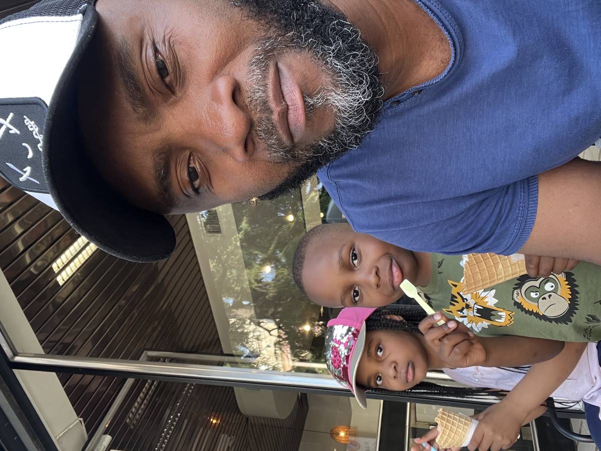 Hot 🔥 weather and nothing beats having Gelato 🍧 to cool off with my children. #fatherslove #father...