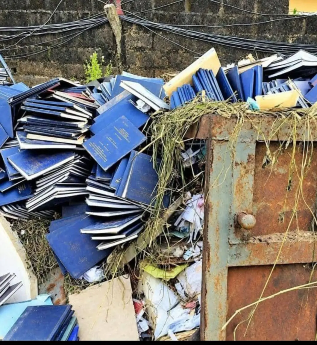 WHEN KNOWLEDGE BECOMES TRASH! ππ
Driving past a refuse dump, I saw loads of academic projects thr...
