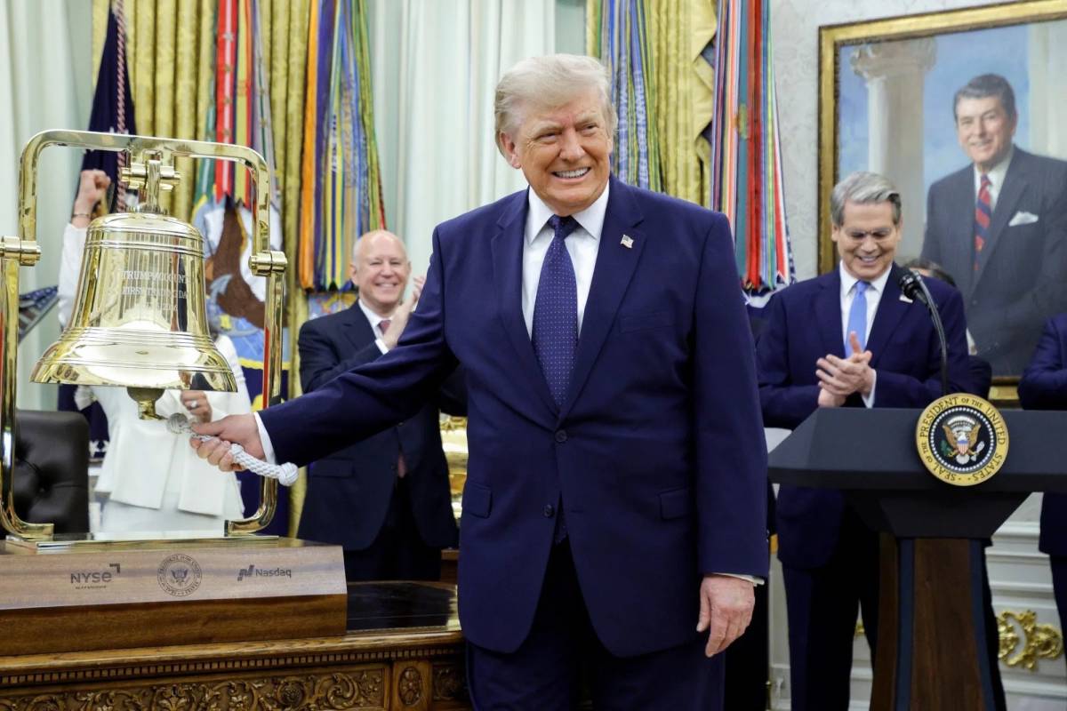 🗣️ Trump:
"We have a hot country. I think the market is going to go through the roof."
"Short sell...