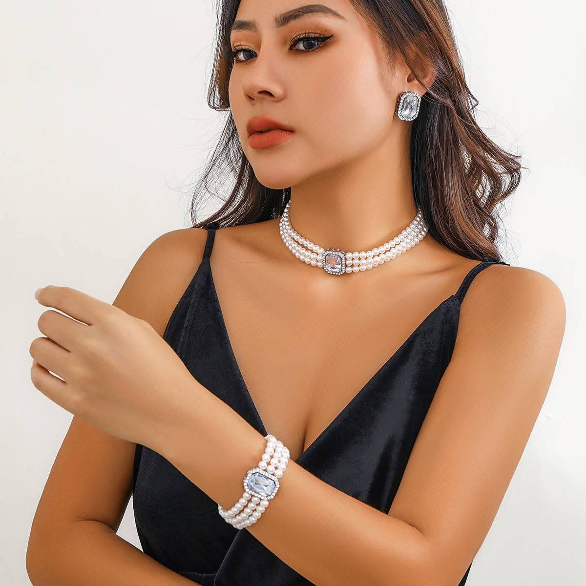 High quality pearl choker jewelry set.
This colour is so beautiful, white k suit
Suitable on every...
