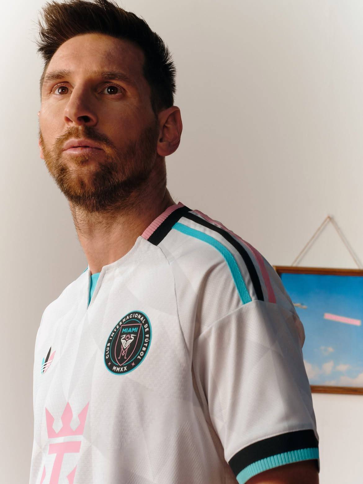 Leo Messi models Inter Miami’s new third kit 🩷🩵