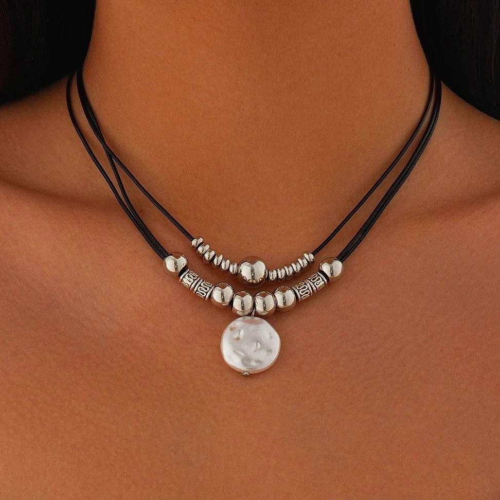 Vintage charm meets modern elegance โจ๐ค
This multilayer choker necklace combines leather wax thread...