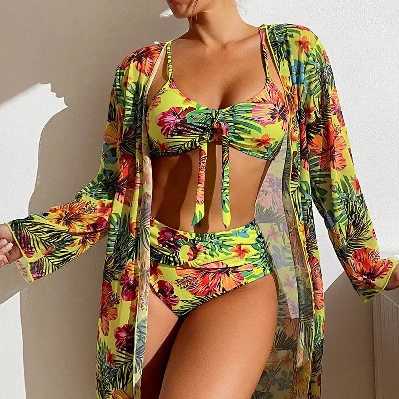 Make waves in style this season πβοΈ
Feel confident and beach-ready in this chic three-piece bikini...