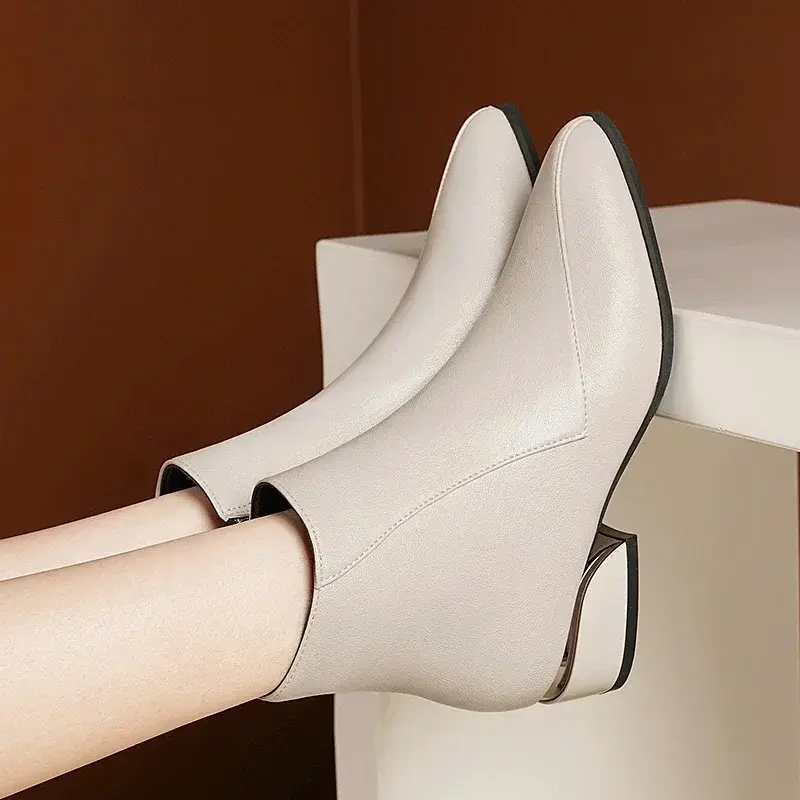 Step into the season with effortless style ๐ขโจ
These chic low-heeled ankle boots are perfect for a...