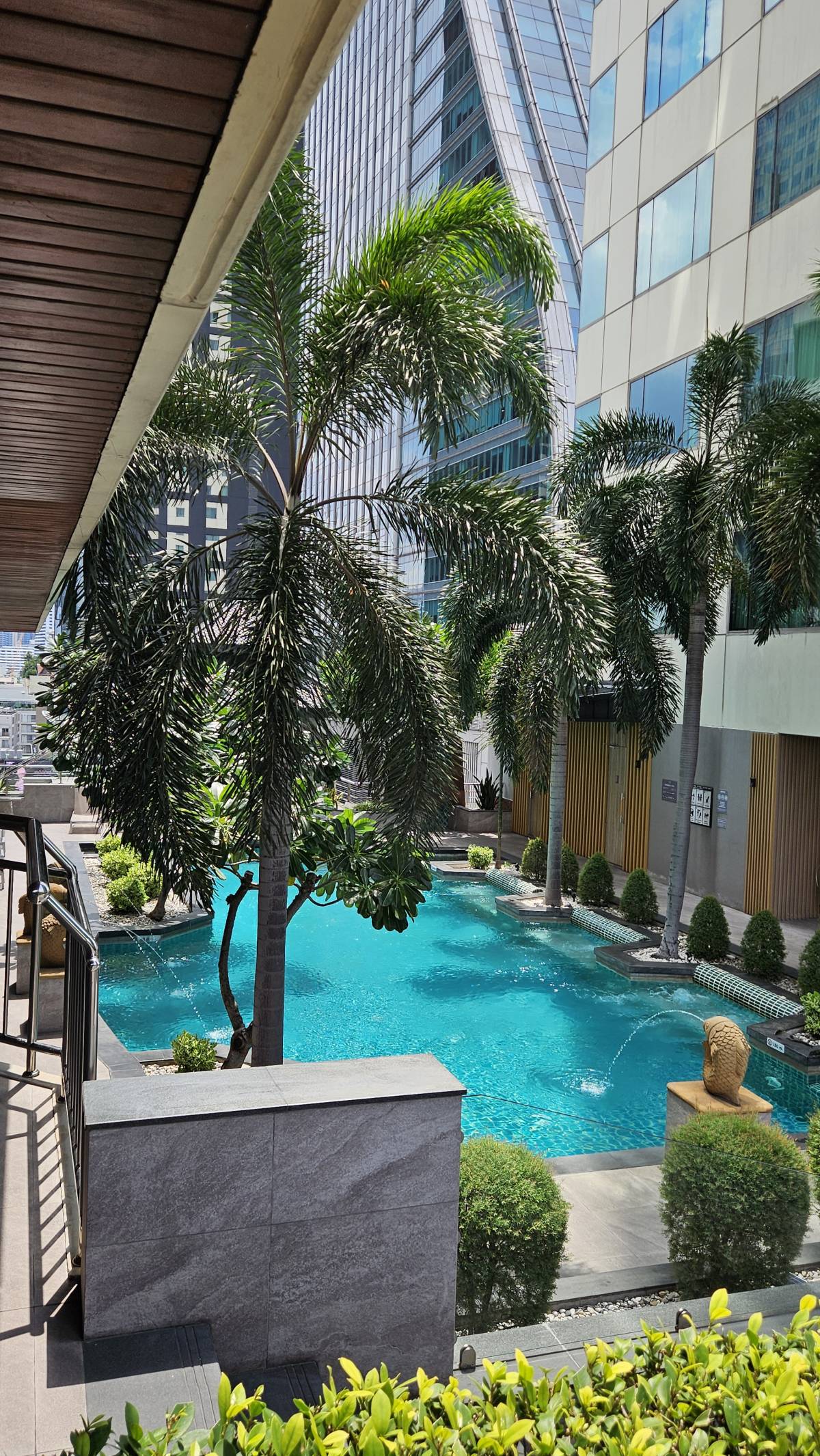 Ive been sharing my hotel breakfast with yall but this what the pool looks like :)