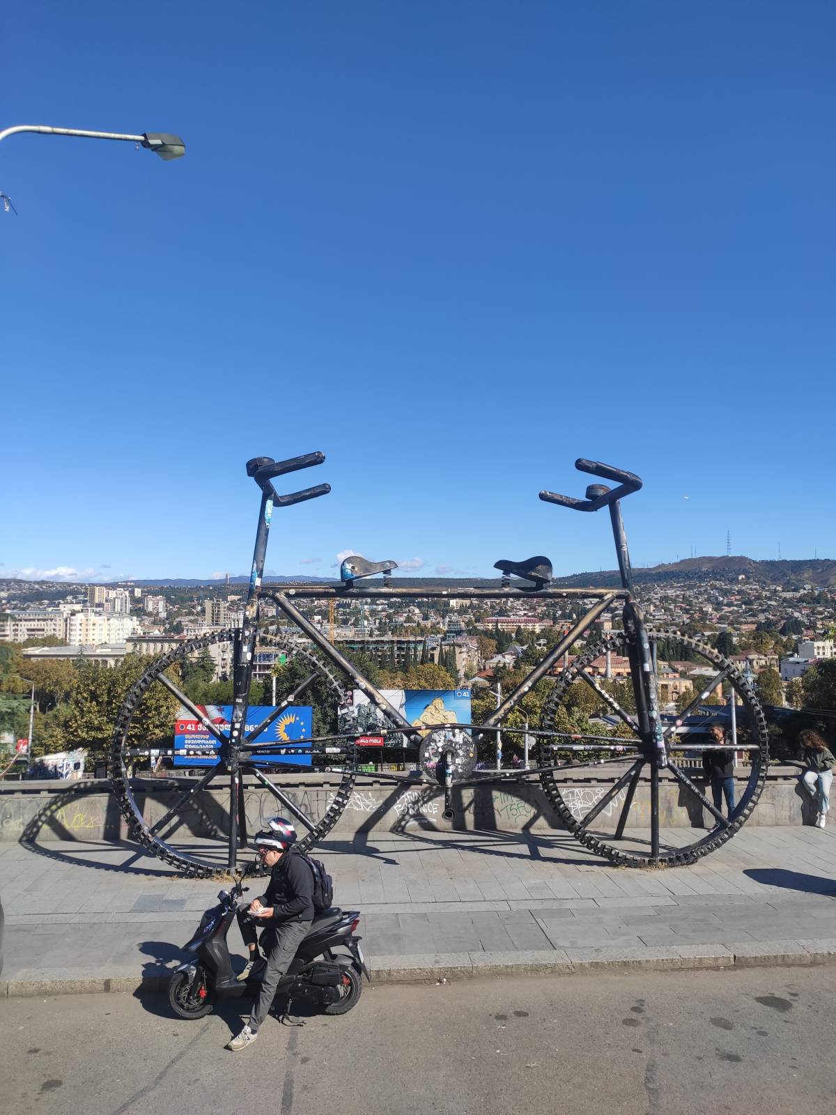 Who do you think this giant bicycle is for? π€
(Found in Tbilisi, Georgia π¬πͺ)
