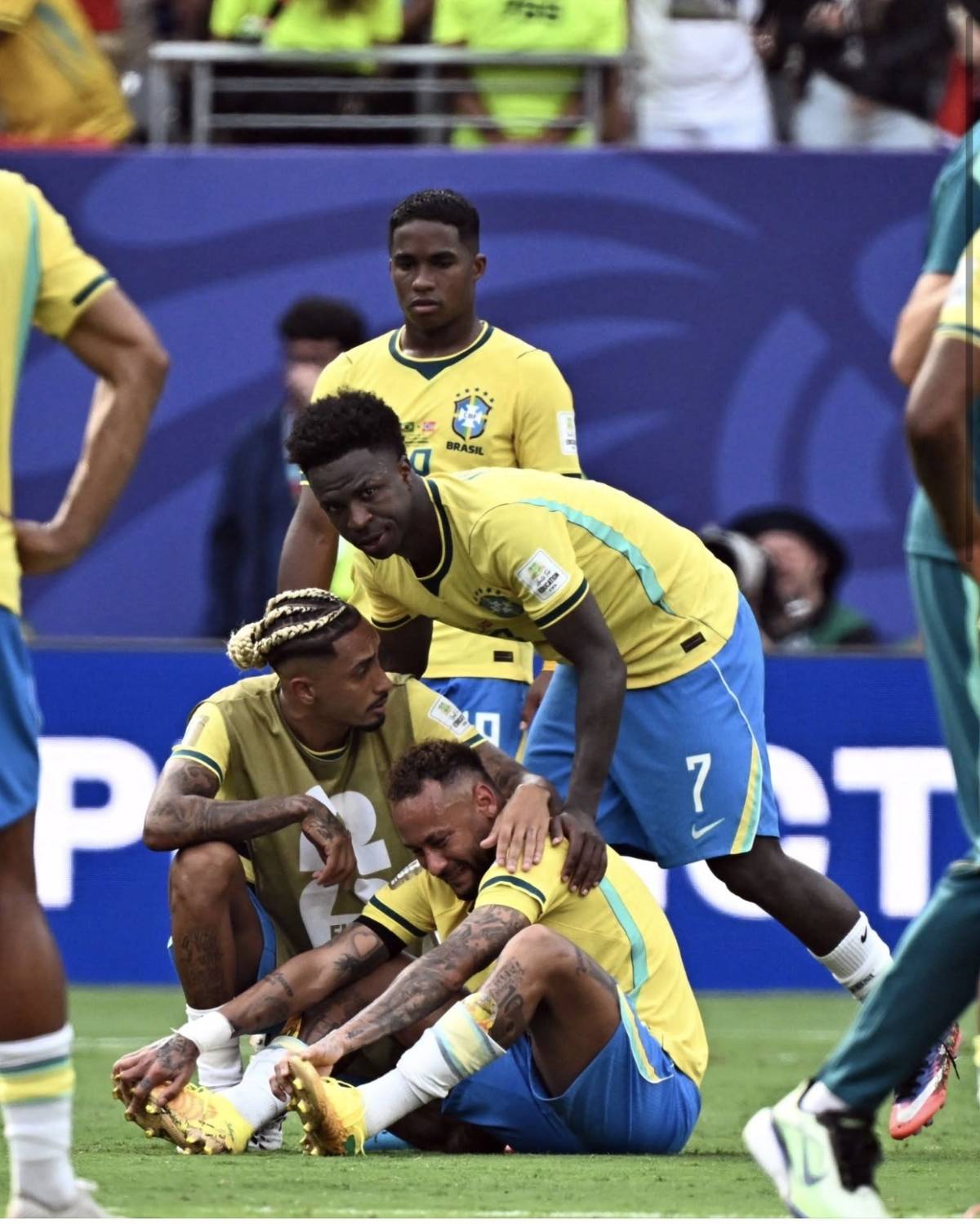 💔 The Painful End of Neymar’s World Cup Dream 🇧🇷😢

The image of Vinícius Júnior and Raphinha conso...