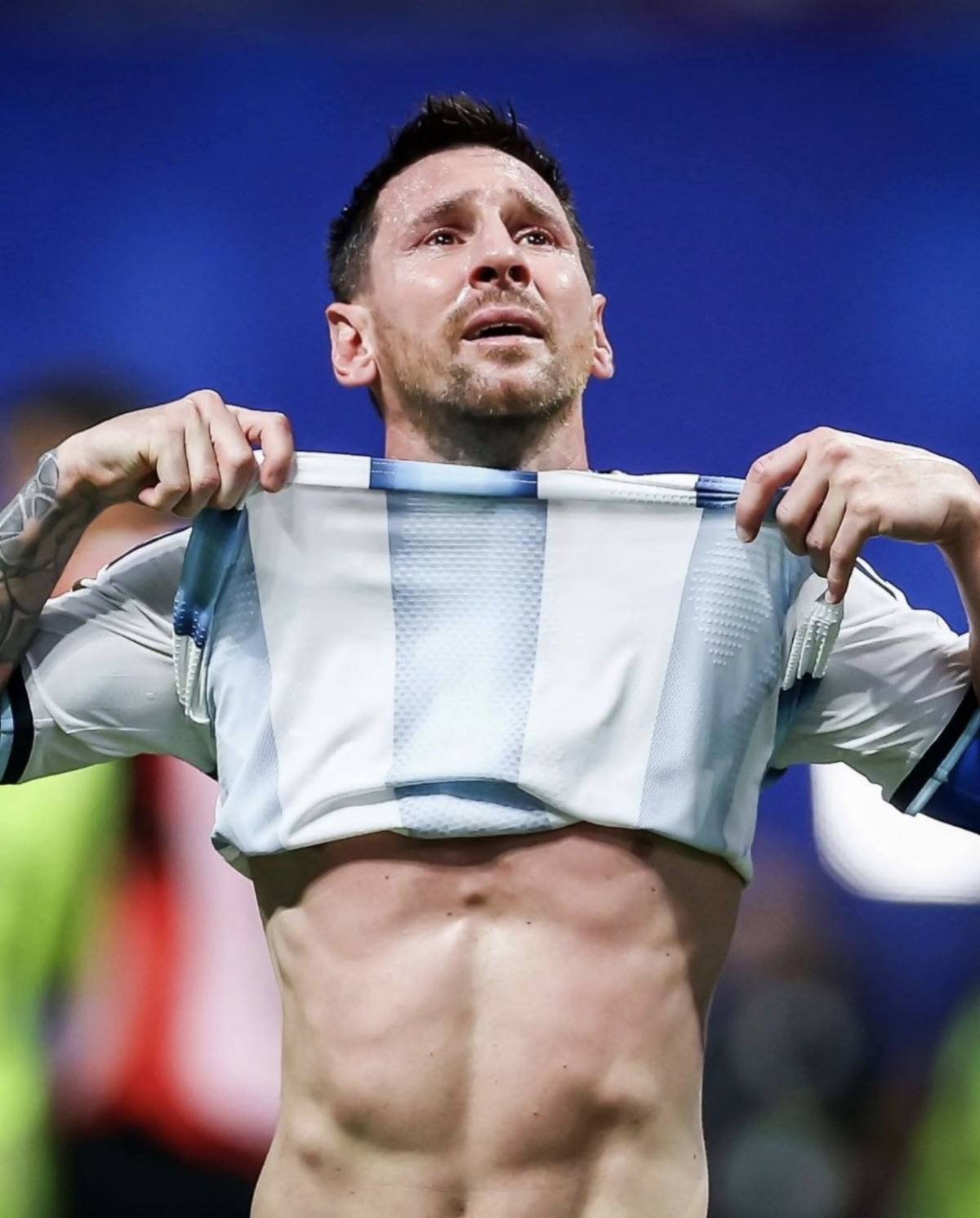 THE TEARS OF A LEGEND.
Moments after the final whistle against Egypt, Lionel Messi couldn't hold ba...