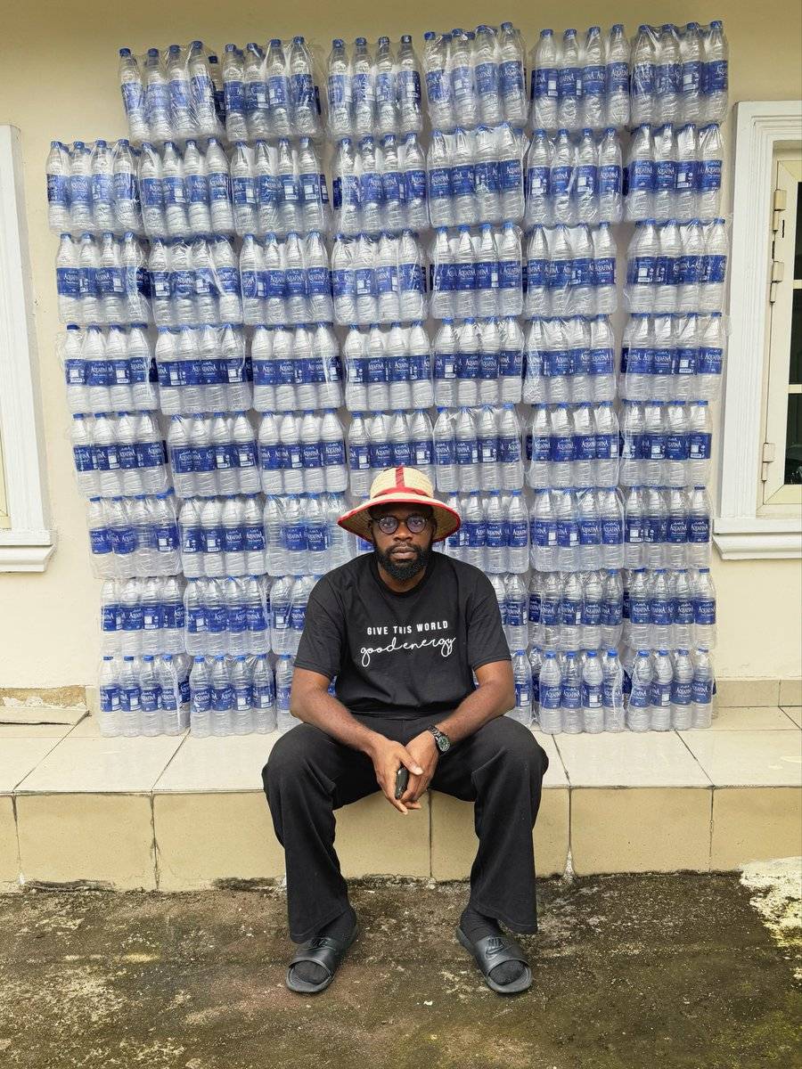 Can You finish 660 bottles of75cl water in 6- Months?
The man in the picture below did it😳😳
A Nig...