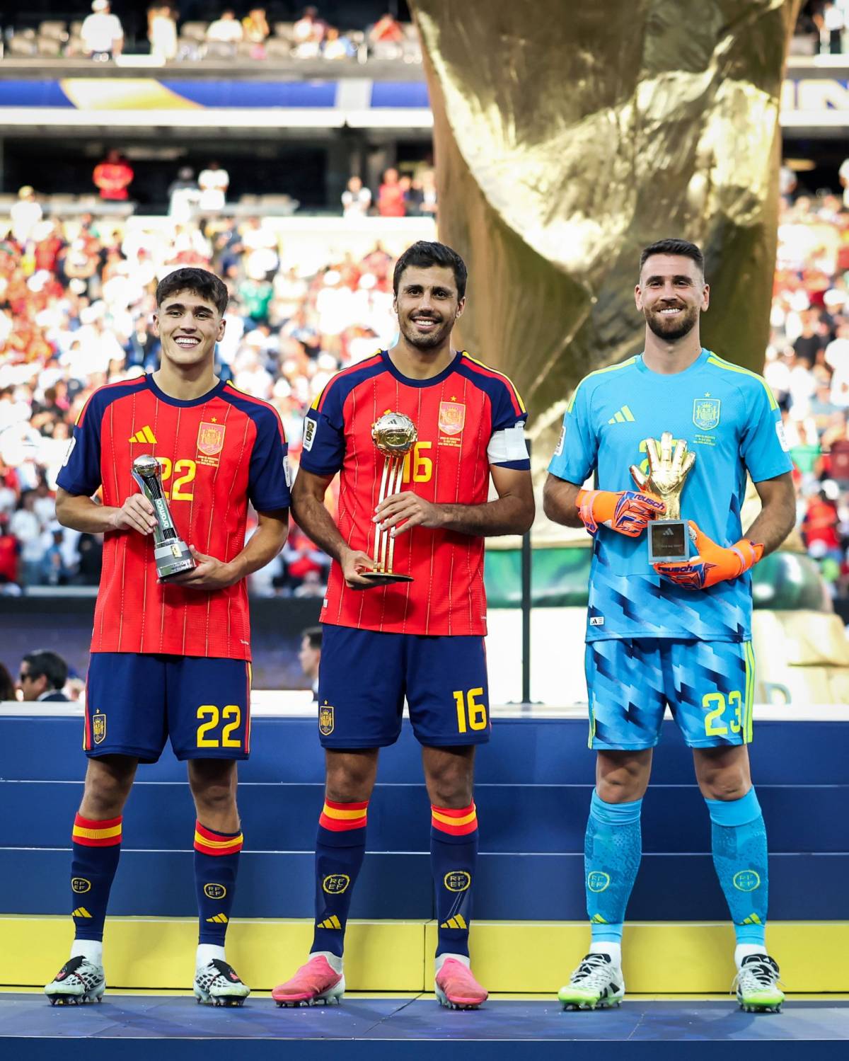 🚨⚽Golden Ball: Rodri
Golden Glove: Unai Simon
Best Young Player: Pau Cubarsi
Clean sweep for Spain...