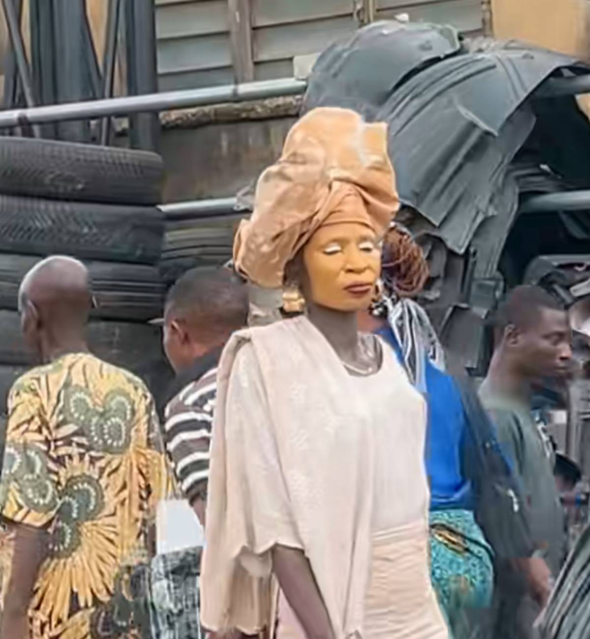 This woman's neighbors and the entire people living in her street need to be sent to Kuje !!
.
.
#Le...