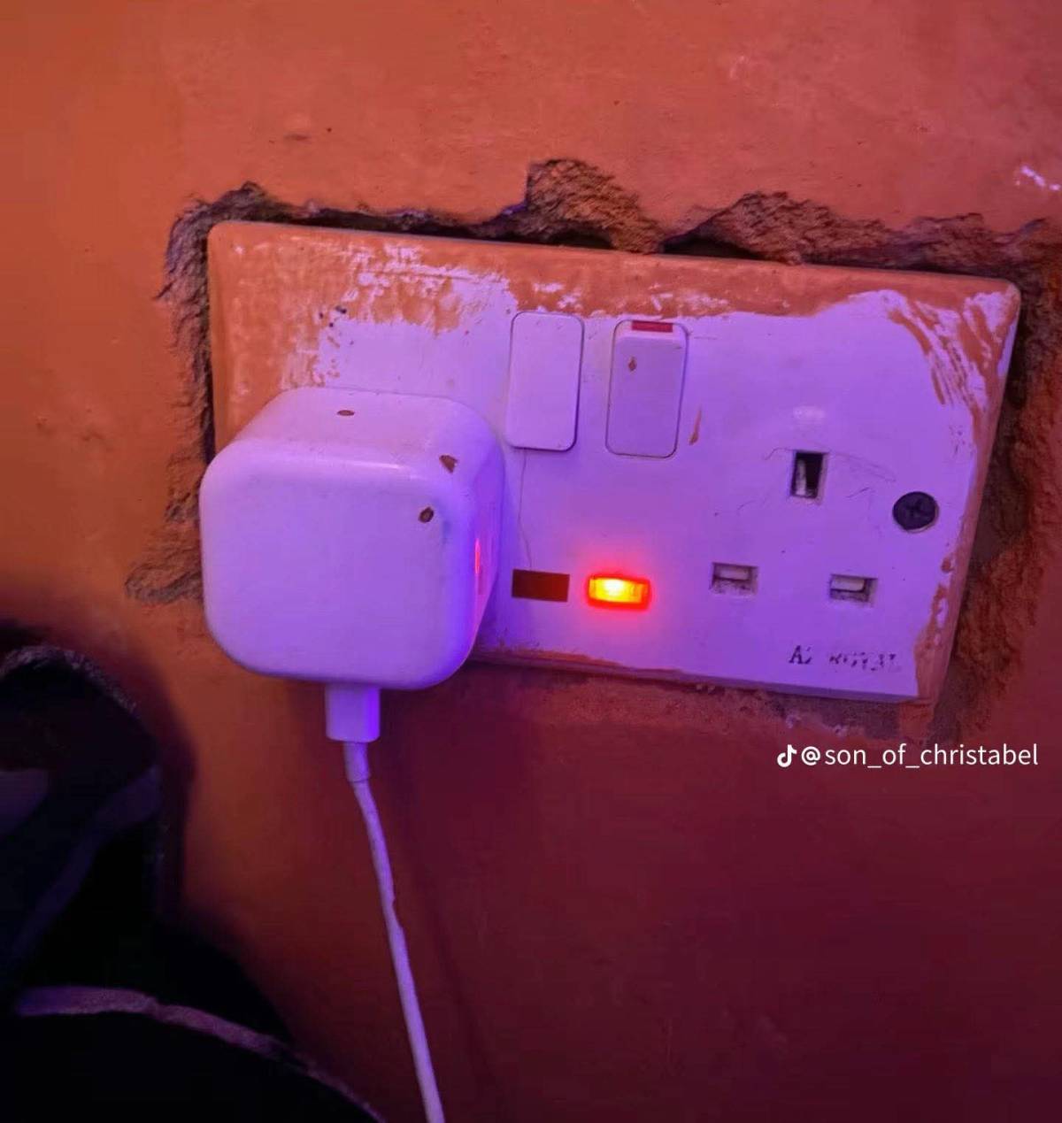 If you no gree follow me your charger go spoil๐๐๐.
.
.
.
#LekeeLekee #Trending #CFC #Chelsea #Vir...