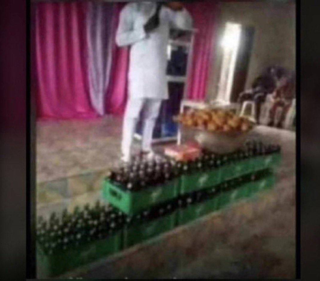 Day come church oo, pastor wan multiply egg roll and coke.
.
.
.
#LekeeLekee #Trending #CFC #Chelsea...