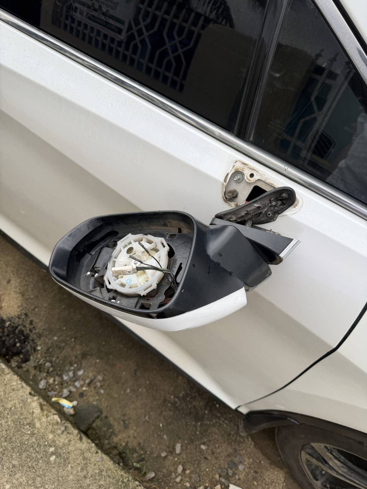 Them don break my side mirror run, any car side mirror way I catch for Abuja na break.
.
.
#LekeeLek...