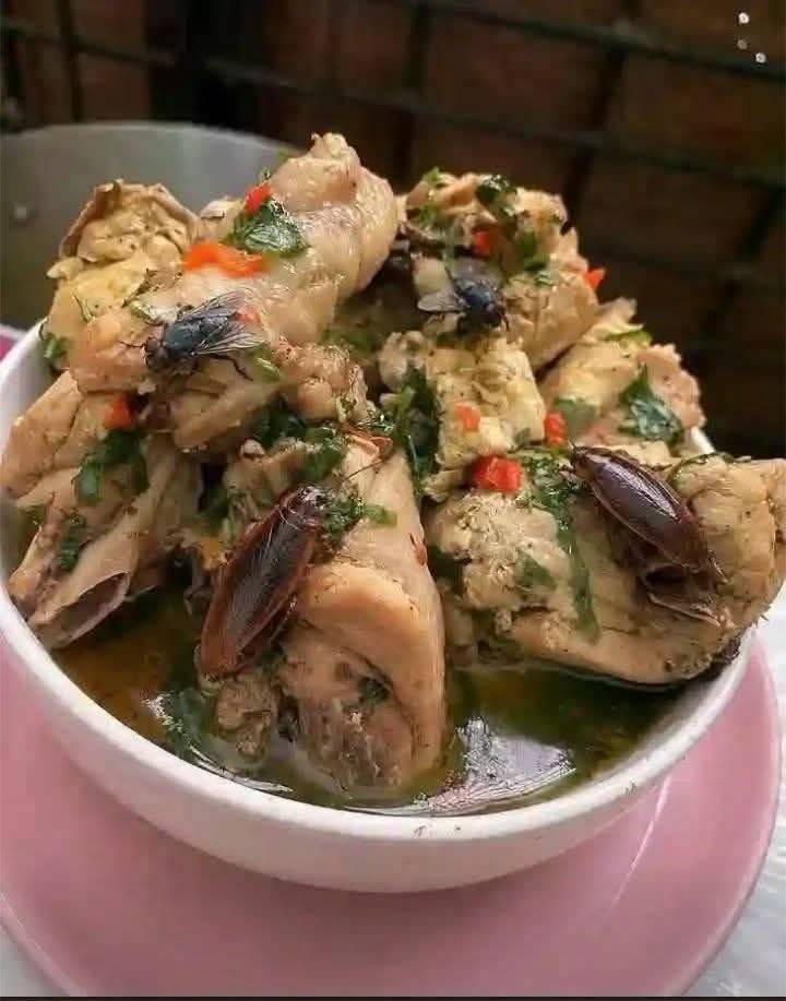 Goat meat pepper soup with a sprinkle of terrestrial shrimps.
.
.
.#LekeeLekee #Trending #CFC #Chels...