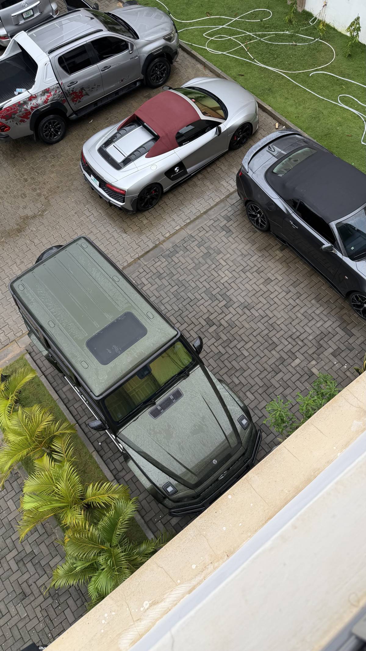Igbo boys with all these cars in their garage: My Bloooda we are mallaging oo.
.
.
.
#LekeeLekee #T...