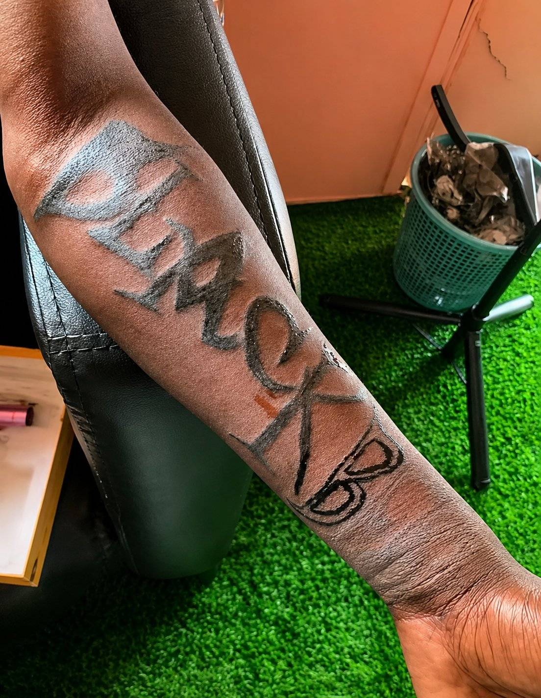 Na Axe and chisel them take draw this tattoo
.
.
.
#LekeeLekee #Trending #CFC #Chelsea #Viral #Naij...