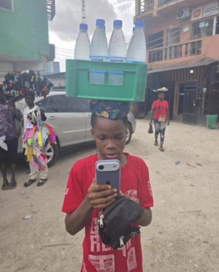 You sure I no go begin day sell bottles water for traffic?
.
.
.
#LekeeLekee #Trending #CFC #Chelsea...