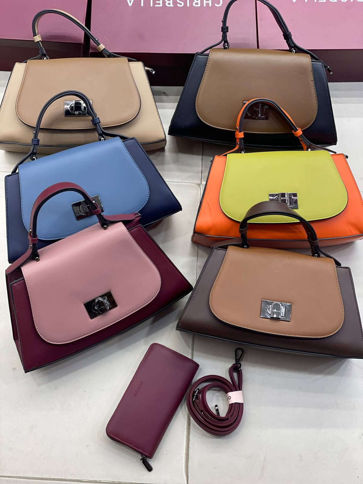 BAGCO BAG 

SIZE: 33CM

PRICE: 40,000