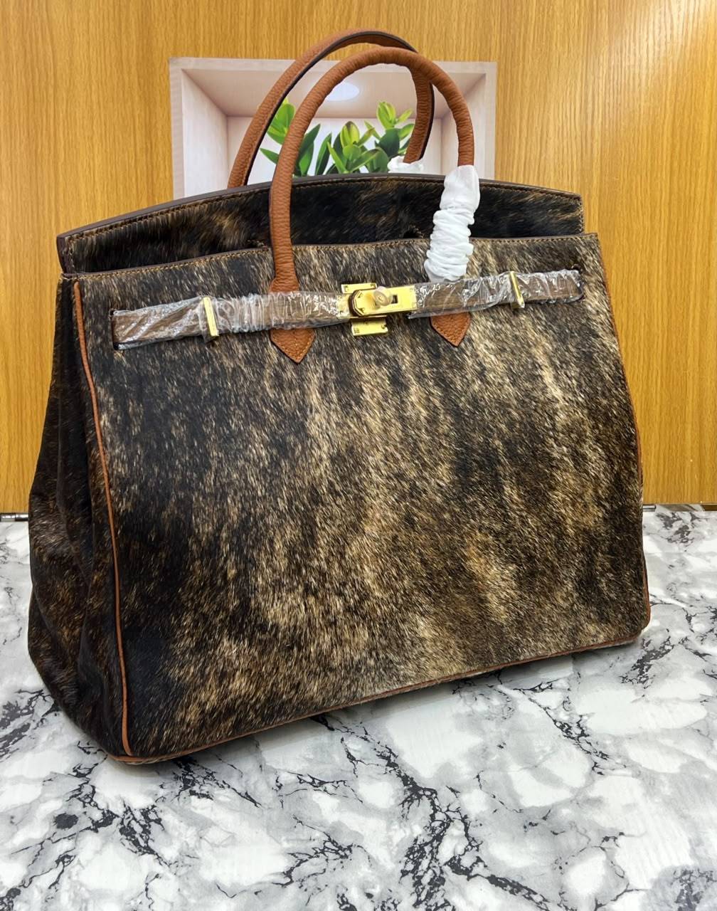 Luxury Alert ‼️
Highest Grade high Quality luxury hermes Bag 
40cm in measure 
#275,000
location Lag...
