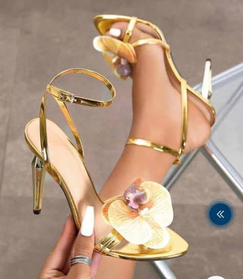 🌸BACK IN STOCK 💕💕
🌸GOLD FLOWER SANDAL HEEL (long and short heel)
🌸SIZE 37 to 42
PRICE 36,000...