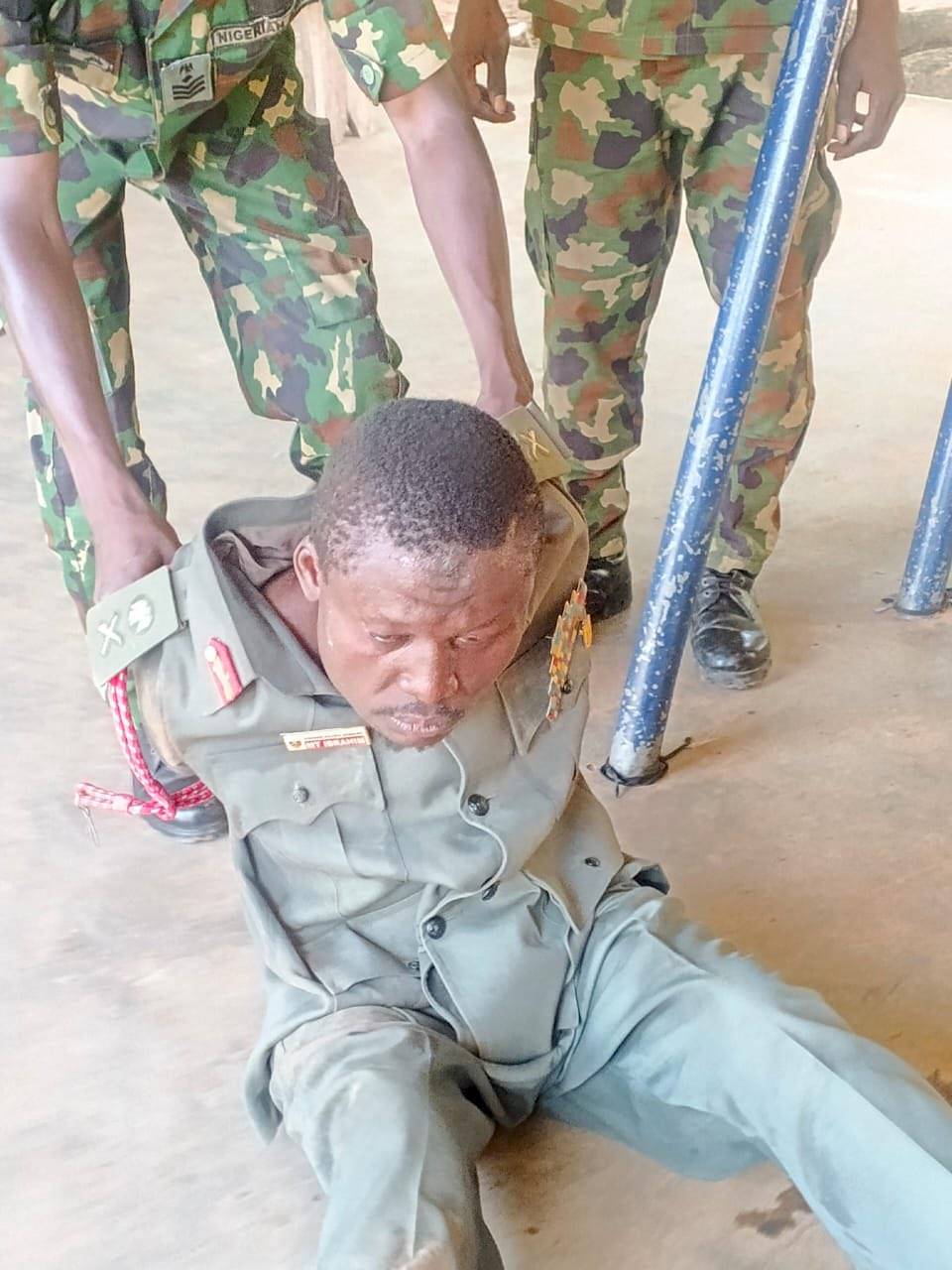 Behold a fake Major General. Nabbed in Kaduna.
The boldness. And audacity.
