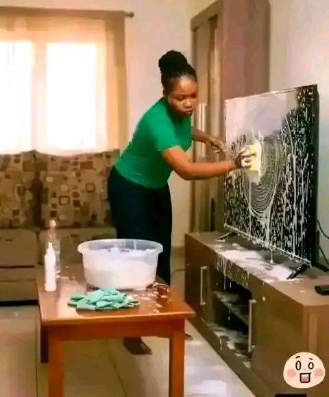#STATE OF THE NATION
Wife material doing her duties deligently. Nne just open the back of the TV an...