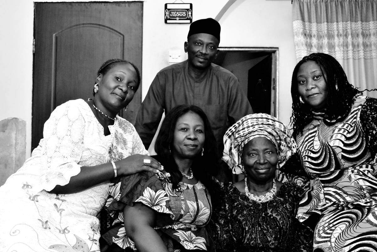 An English saying goes "He who eats alone, dines alone"
If you think say na dies alone, OYO is your...