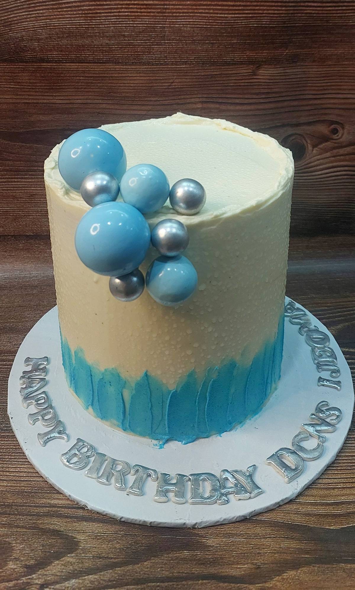 Nobody told me chillers have this effect on cakes😪.
Now I have to wait a bit before I can deliver.