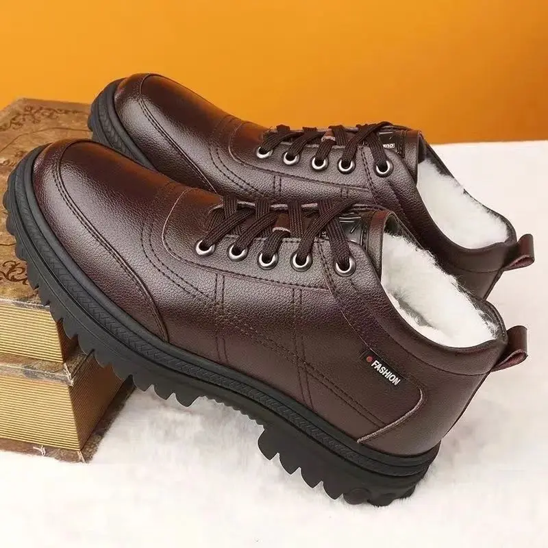 Built for the elements. ๐จ๏ธ๐ฅ
Deep brown leather detailing meets a heavy-duty, slip-resistant rubber...