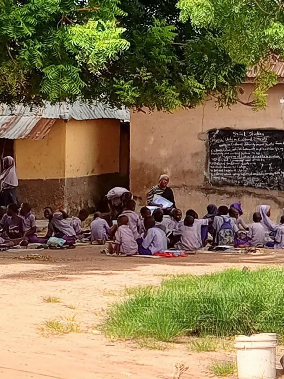 It's so painful that some children in Niger State are still learning under a tree in 2026.
Politicia...