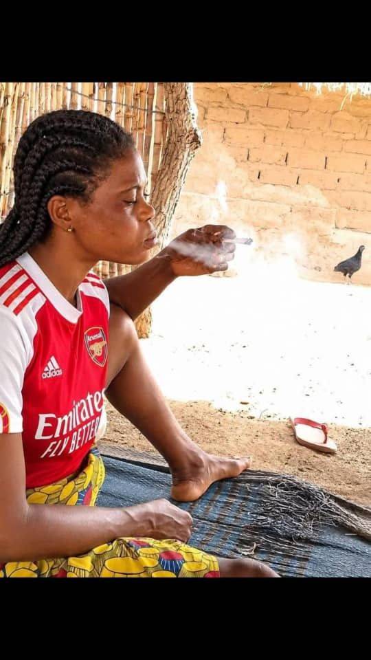 I found this woman smoking after she watched ARSENAL MATCHπ
she have been smoking Pain out of her m...