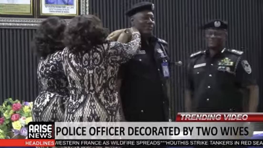 #whatstrendingwithojyokpe
This police officer was decorated by his two wives π
They even wore t...