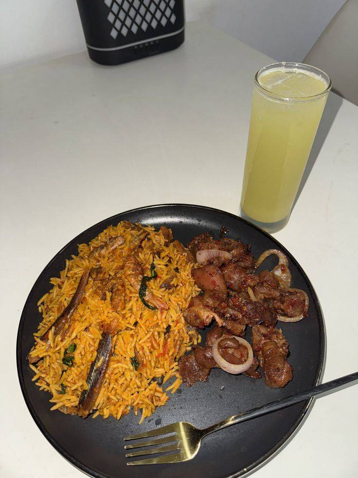 Is 10pm and some of you are still eating or looking for what to eat ๐
That is a bad habit oh
May G...