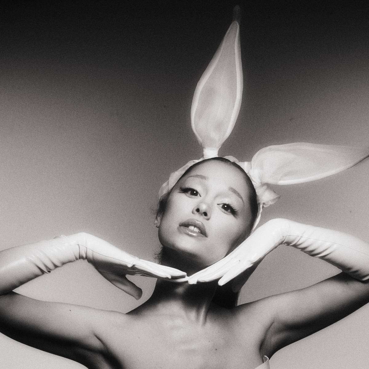 Ariana Grande celebrated the tenth anniversary of her successful album "Dangerous Woman".
“an albu...