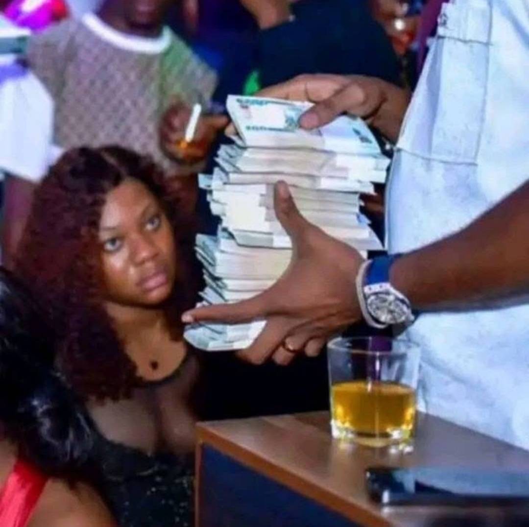 Them Don use money hypnotize my babe. She no fit recognize me again. ๐ญ
Pablo na money you get oh,...