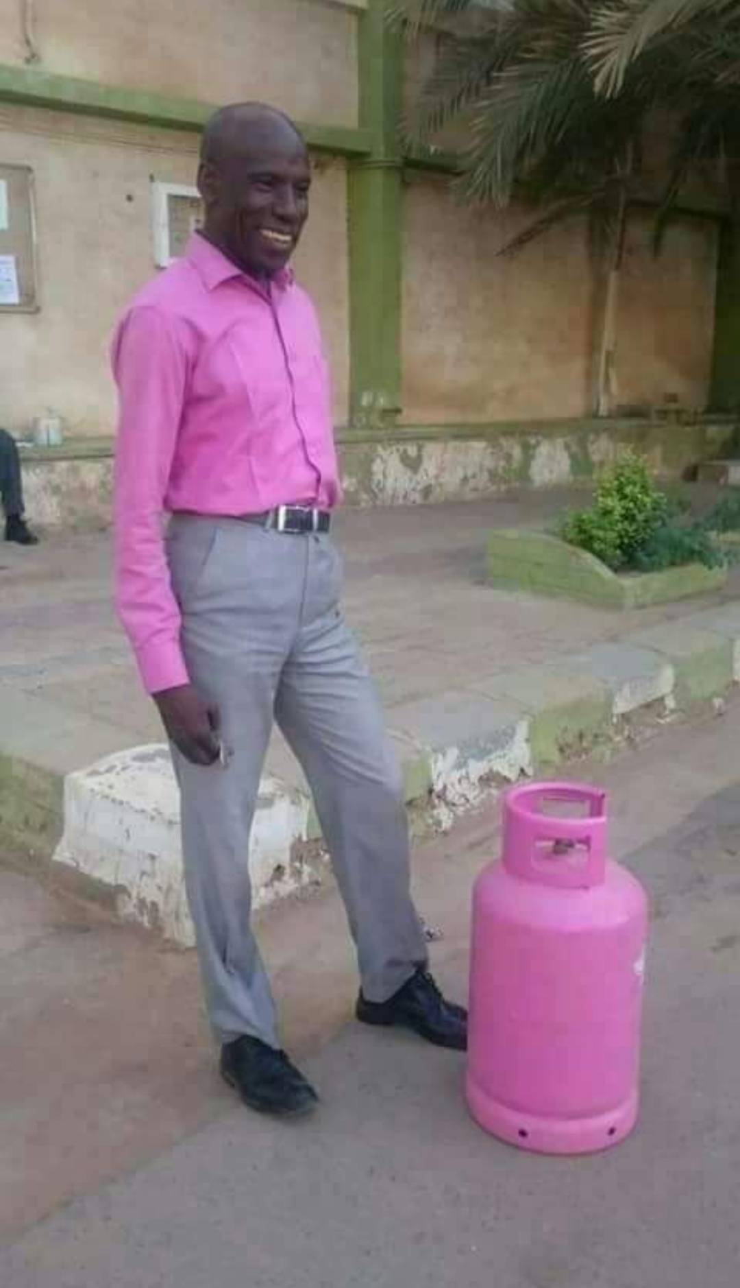 This my Neighbours husband too like fashion oh. Papa Amanda Cluck it oh !!!π€