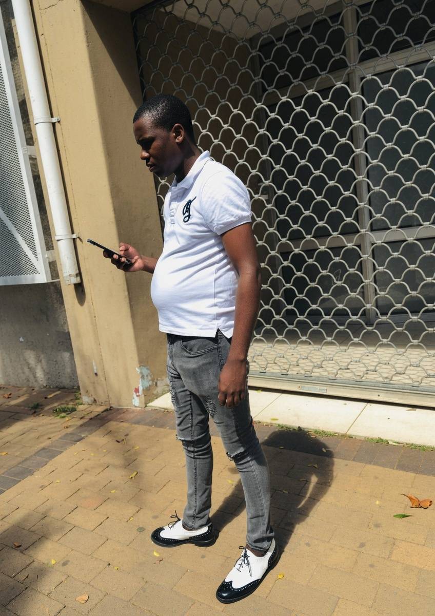 Dear Ladies, this is the first step to know he's married. ( The stomach). You are welcome ๐ค
