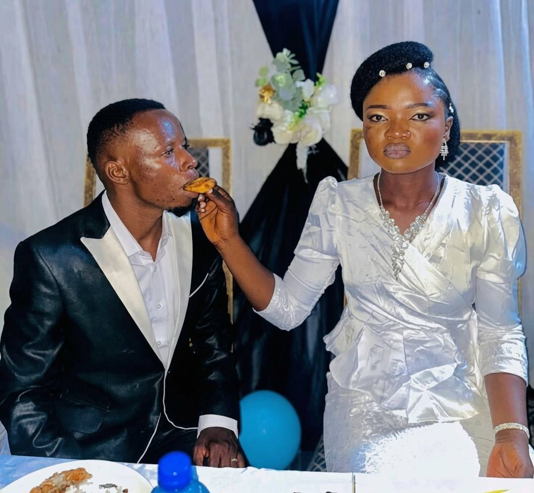 I no understand the kind wedding weh I come today oh.
Is your day, please be happy nah ๐ซฃ