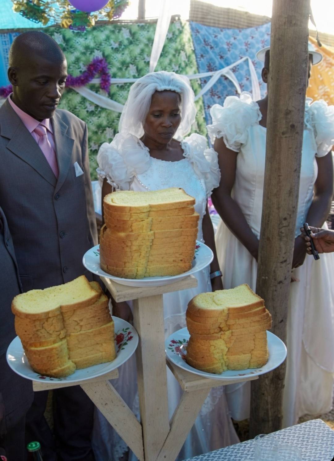 Them tell my uncle say wedding cake go cost 1.5 million naira.
He laughed and today he is married w...