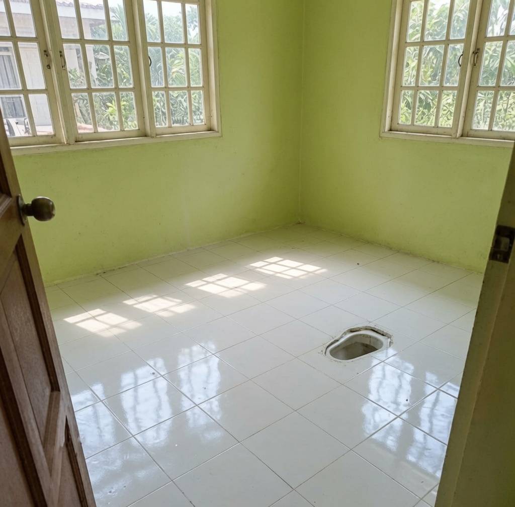 For the past one month I don dey find house.
This morning one agent sent me this one.
Like WTF?? B...