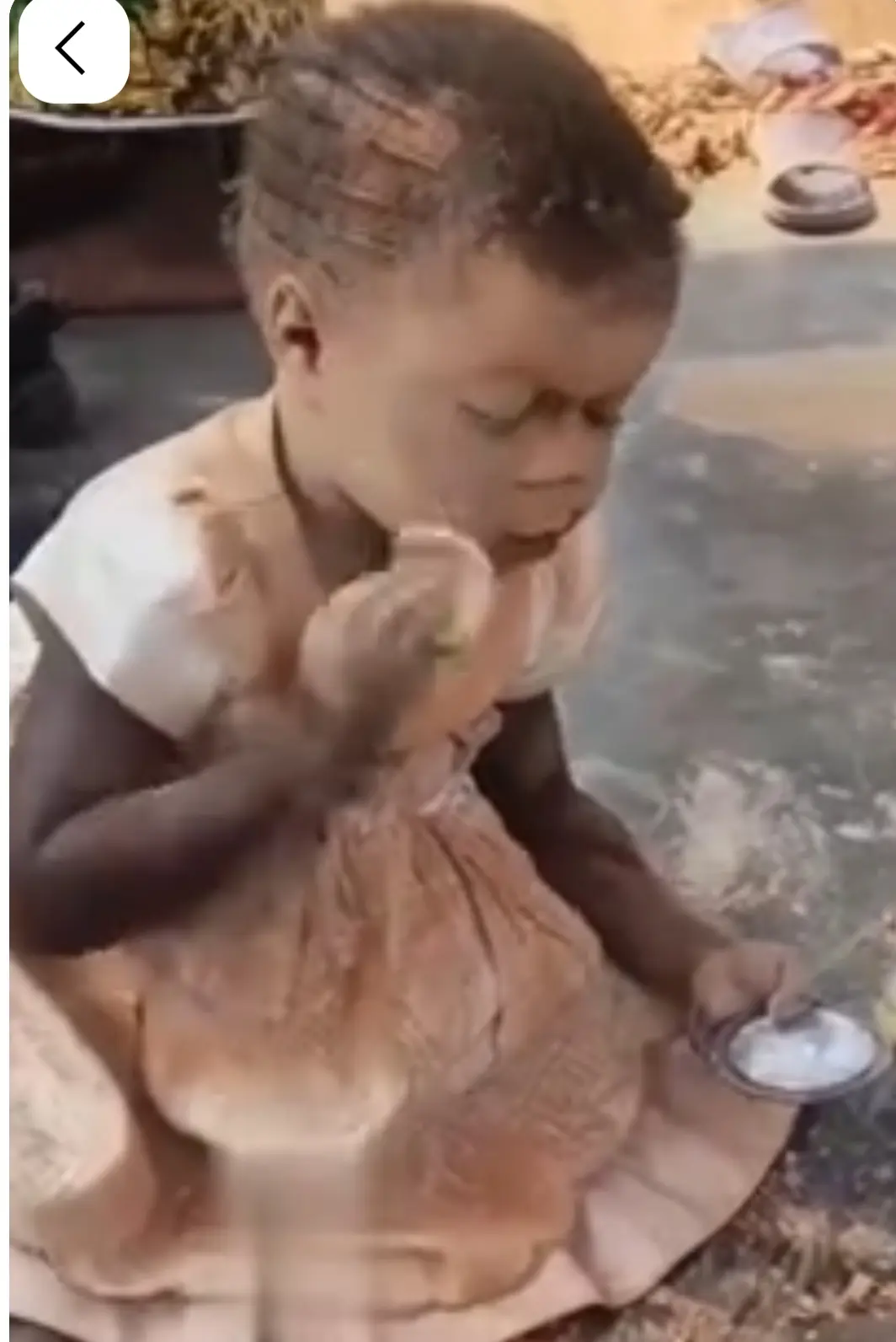 Make Una help me oh
I don tire for my wife and pikin oh
Today my pikin don use makeup paint hersel...