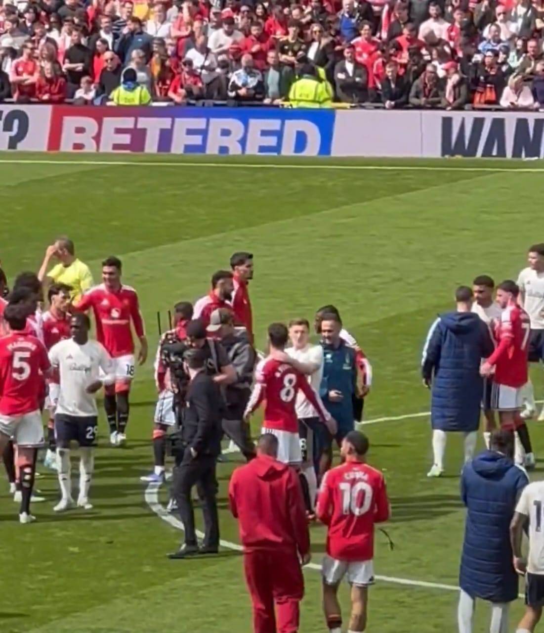 ๐ธ - Bruno Fernandes went to Elliot Anderson after the game and said something in his ears! ๐โค๏ธ. #l...