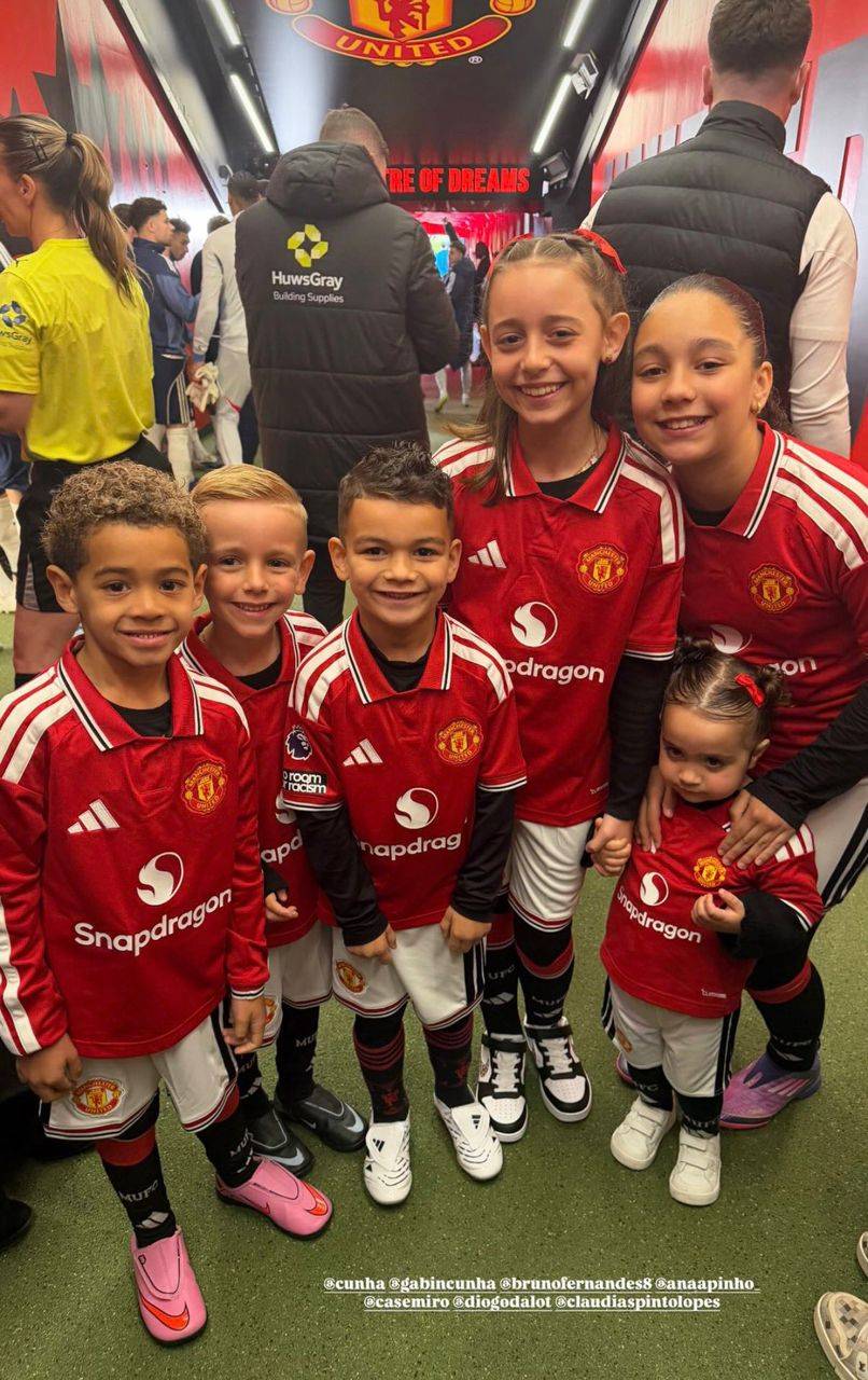 The children of Casemiro, Bruno, Cunha and Dalot had a photo taken together after the game today. ๐
...