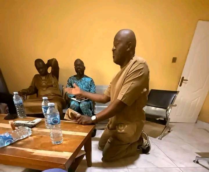 Desmond Elliot kneels before Gbajabiamila, begs for forgiveness over last APC Primaries
Actor Desm...