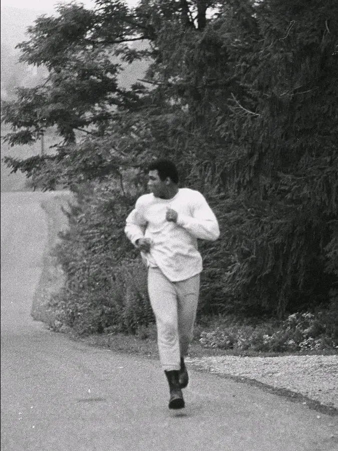 Muhammad Ali frequently ran the 7-mile distance to and from his training gym. ๐โโ๏ธ
#MuhammadAli #T...