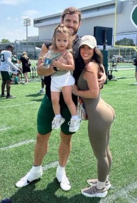This NFL player’s wife is going viral and I don't know why 🤷