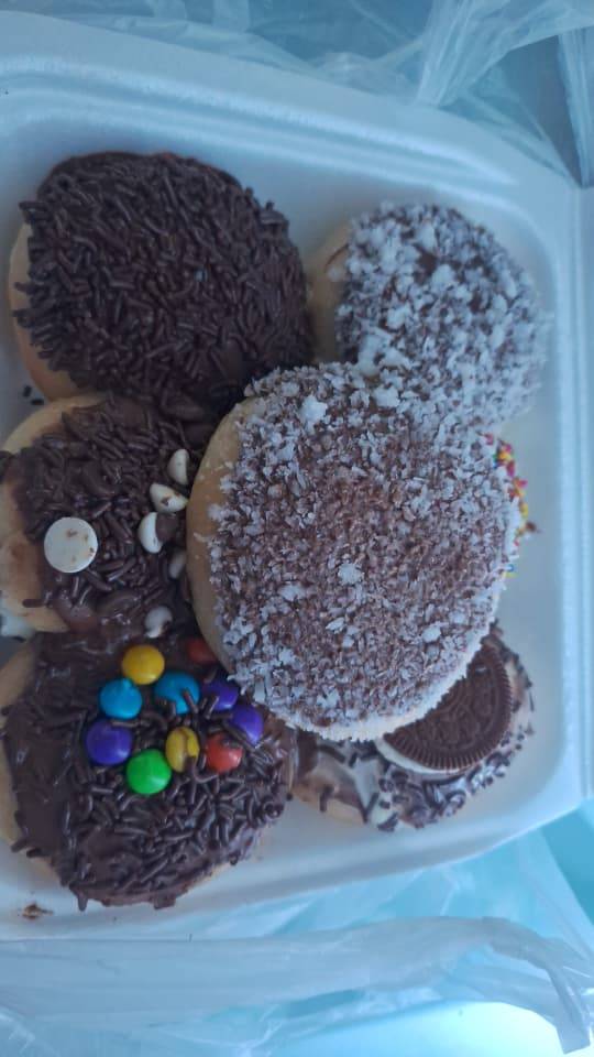 I was working today and this suddenly arrived at my door. Definitely the true language of LOVE🤤. I...