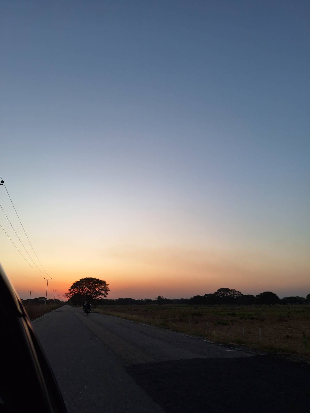 Yesterday's sunset filled my heart. Am I the only one who loves seeing the sky with those colors? ๐
