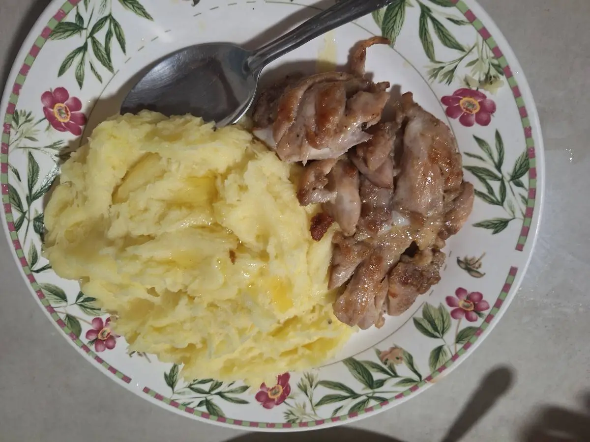 I made a chicken with garlic and rosemary that I served with mashed potatoes buuuut I feel like it n...